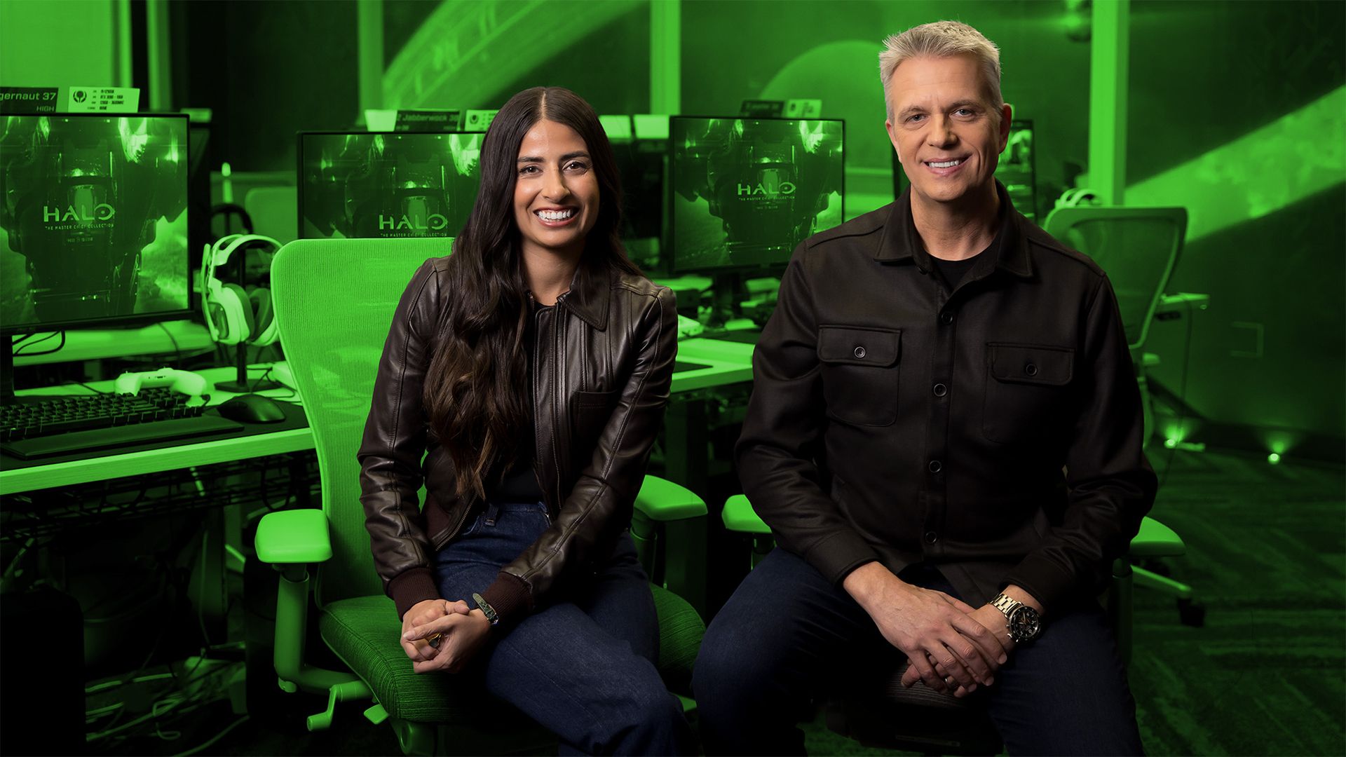 Asha Sharma e Matt Booty, lideranças do Xbox, em retrato formal.