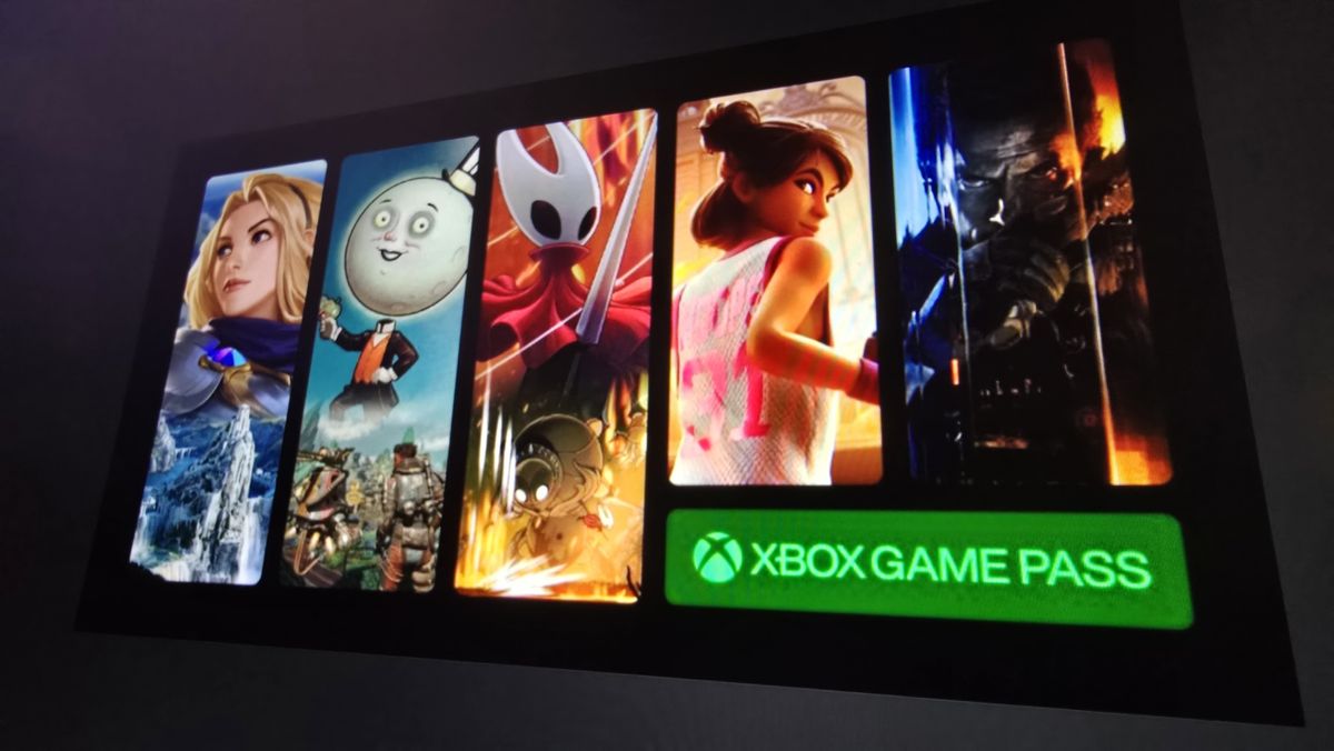 Logo do Xbox Game Pass em néon sobre um fundo escuro