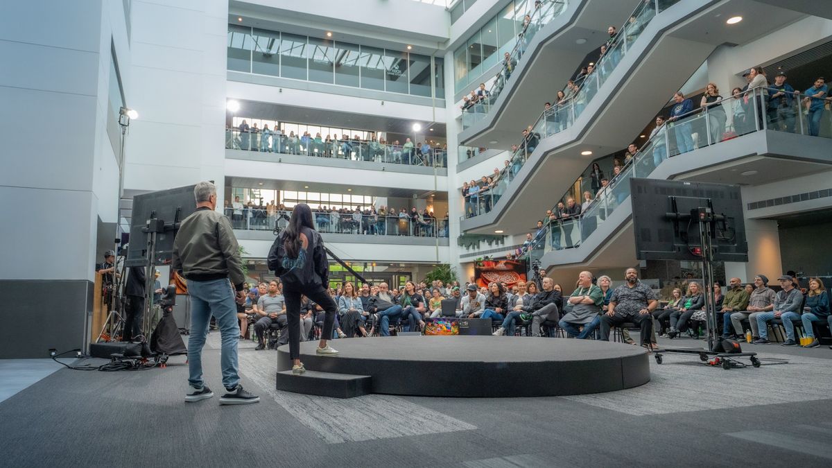Asha Sharma e Matt Booty em reunião com a equipe Xbox.